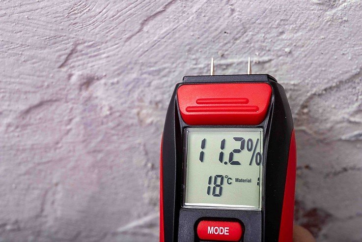 Digitale Feuchtigkeitsmessung an einer Innenwand in Braunschweig – Messgerät zeigt 11,2 % Wandfeuchte und deutet auf mögliche Durchfeuchtung hin. Digitale Feuchtigkeitsmessung an einer Innenwand in Braunschweig – Messgerät zeigt 11,2 % Wandfeuchte und deutet auf mögliche Durchfeuchtung hin.