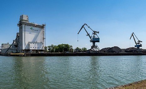 Industriehafen mit Agravissilo, zwei Verladekr�nen am Ufer und blauem Himmel in Braunschweig