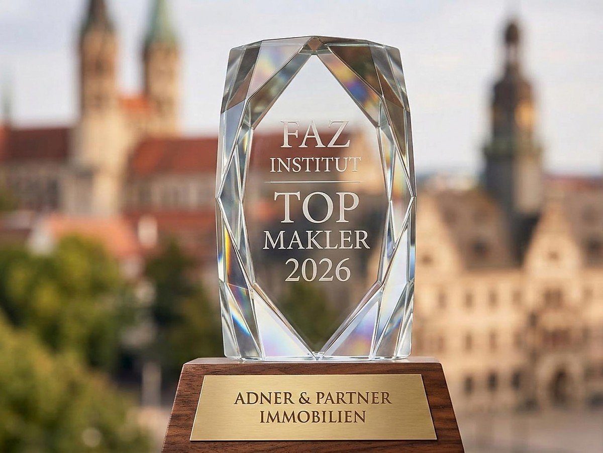 F.A.Z.-Institut TOP Makler 2026 – Adner & Partner Immobilien Braunschweig Glaspokal mit der Aufschrift „F.A.Z. Institut TOP Makler 2026“ und „Adner & Partner Immobilien“ vor der Braunschweiger Stadtkulisse.