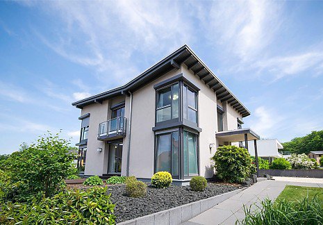 Einfamilienhaus mit gro�en Fenstern