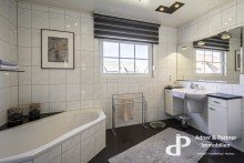 Tageslichtbad mit Wanne und Dusche **FAMILIENGERECHTE UND GEPFLEGTE DOPPELHAUSH�LFTE IN GR. GLEIDINGEN**