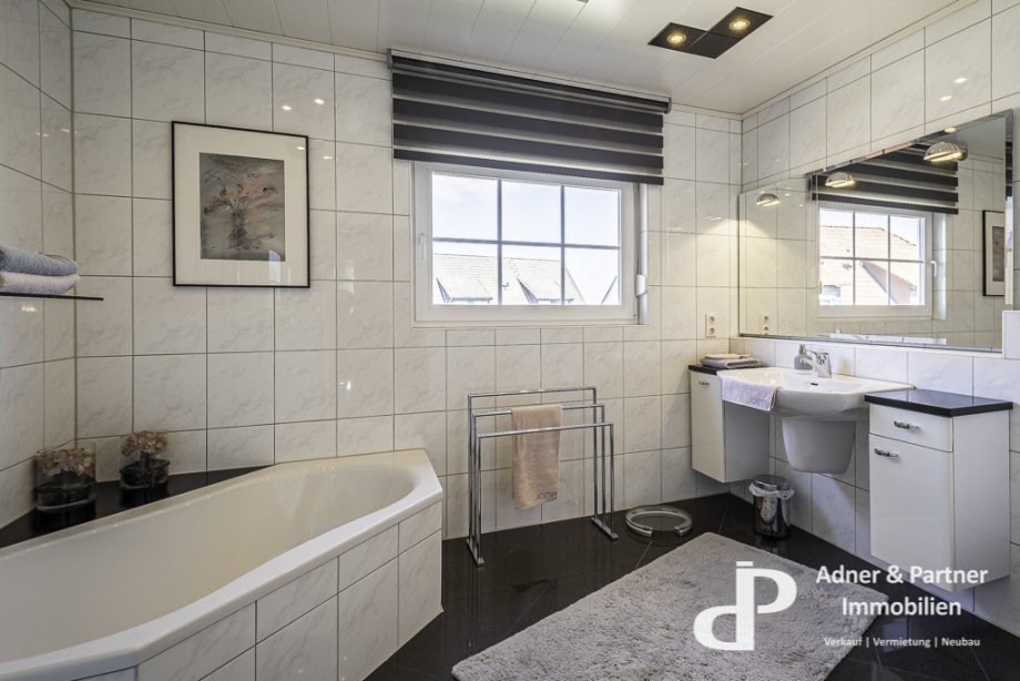 Tageslichtbad mit Wanne und Dusche Doppelhaush�lfte Vechelde