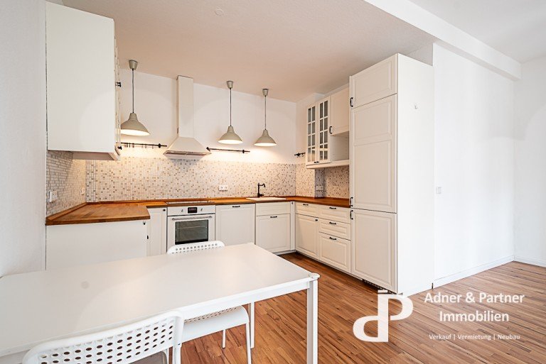 Diese helle 2-Zimmer-Wohnung befindet sich im 2. Obergeschoss eines Fachwerkhauses aus dem 17. Jahrhundert in einer der ...