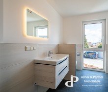 Blick ins Bad **HELLE UND MODERNE BALKONWOHNUNG MIT EINBAUK�CHE UND TIEFGARAGE IN SICKTE-ERSTBEZUG**