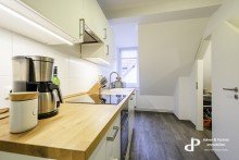 Richtung Abstellraum **ARCHITEKTUR F�R INDIVIDUALISTEN - DACHGESCHOSSWOHNUNG IM �STLICHEN MIT KFZ-STELLPLATZ**
