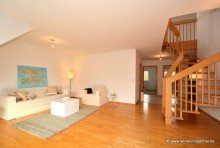 Wohnzimmer mit Treppe **KEINE K�UFERPROVISION- 3 ZIMMER+GALERIE AM S�DSEE**