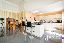 Blick in die K�che **NEUWERTIGER ARCHITEKTENBUNGALOW AM RANDE DES NATURSCHUTZGEBIETES IN WOLFENB�TTEL**