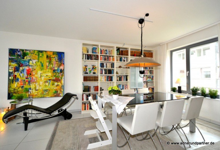 Die von uns angebotene 4 Zimmerwohnung befindet sich im 2. OG eines 2011 fertiggestellten Mehrfamilienhauses. Diese hel ...