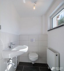 WC Garage ** **ES GIBT SIE DOCH, DIE HAUSFEE - SIE SCHWINGT GERADE DEN SCHL�SSEL**