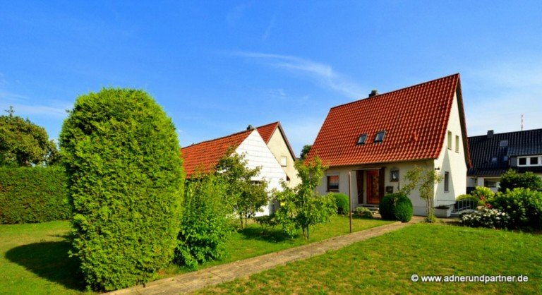 Geb�udeansicht Garten Braunschweig Einfamilienhaus **UNGESCHMINKTES MODERNISIERUNGSPROJEKT ZUM FAIREN PREIS**