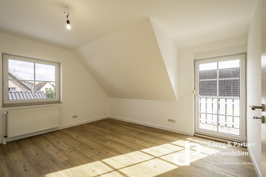 Schlafzimmer 2 mit Balkon Einfamilienhaus Wolfenb�ttel