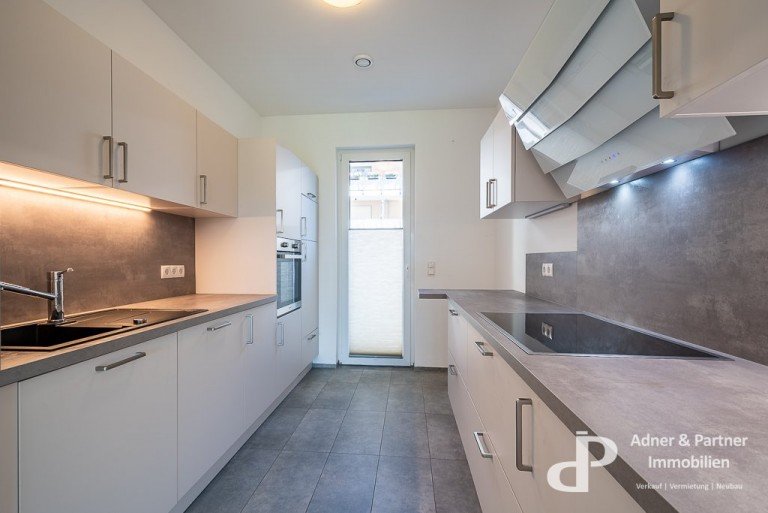 Diese 2019 fertiggestellte Terrassenwohnung befindet sich im EG eines modernen und anschaulichen Mehrfamilienhauses im B ...