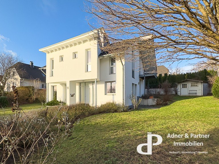 Dieses freistehende Architektenhaus befindet sich auf einem 1137 m² großen Grundstück in gepflegter Nachbarschaft. Das H ...