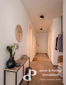 Hinter der Wohnungst�r **NEUWERTIGE BALKONWOHNUNG MIT EINBAUK�CHE UND TIEFGARAGE IN SICKTE**