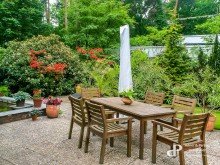 SW-Terrasse im Sommer **GRO�Z�GIGES WOHNEN UND ARBEITEN IM IDYLLISCH GELEGENEM SCHMIEDBUNGALOW MIT KAMIN**