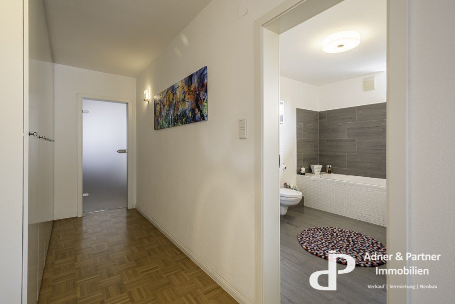 Flur mit Blick ins Bad Etagenwohnung Braunschweig