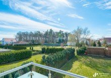 Blick vom Balkon ** **ES GIBT SIE DOCH, DIE HAUSFEE - SIE SCHWINGT GERADE DEN SCHL�SSEL**
