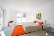 Schlafzimmer 1 im OG ** **ES GIBT SIE DOCH, DIE HAUSFEE - SIE SCHWINGT GERADE DEN SCHL�SSEL**