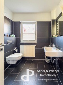 Blick ins G�stebad **ANKOMMEN IN ST�CKHEIM: EXKLUSIVES PULTDACHHAUS IN RUHIGER LAGE**