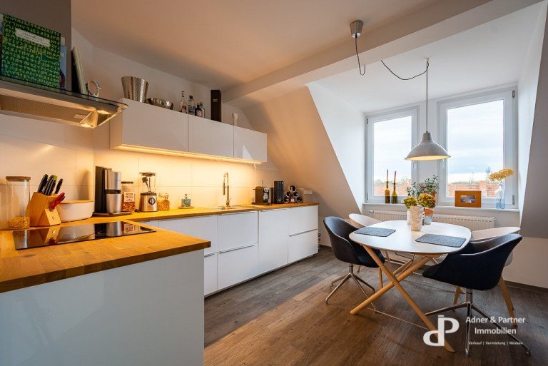 Die moderne und helle Wohnung befindet sich im 4. OG, eines 10 Familienhauses aus dem Jahre 1900. Im Jahr 2015 wurde die ...