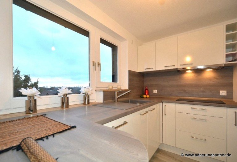 Die moderne und helle 3 Zimmerwohnung befindet sich im 3. OG, einer kleinen und gepflegten Anlage aus den 80er Jahren. N ...