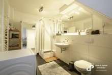 Modernes Tageslichtbad **ARCHITEKTUR F�R INDIVIDUALISTEN - DACHGESCHOSSWOHNUNG IM �STLICHEN MIT KFZ-STELLPLATZ**