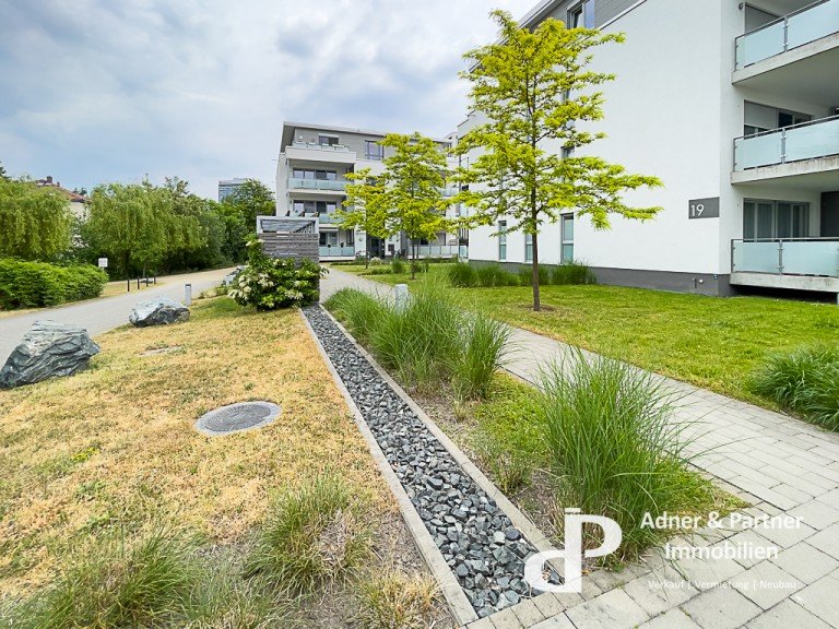 Diese helle und moderne 4-Zimmerwohnung bietet sonnige und helle 127 m² Wohnfläche. Zudem vermittelt eine hohe Anzahl bo ...