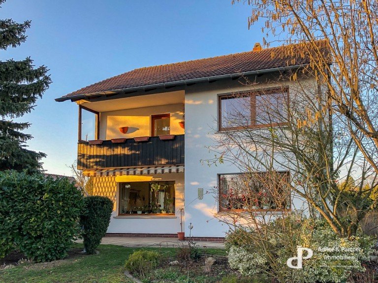 Dieses 1963 massiv erbaute Einfamilienhaus befindet sich auf einem 1168 m² großen Eigentumsgrundstück. Das Gebäude ist u ...