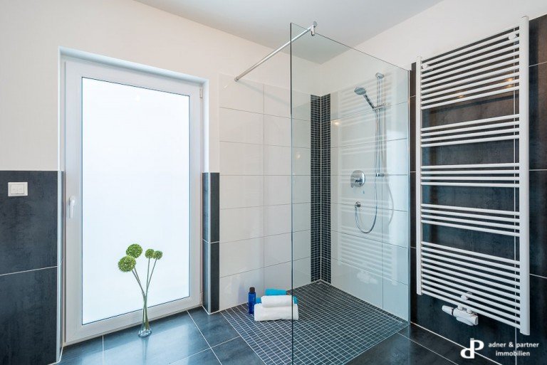 Dieses moderne, im mediterranen Stil gestaltete Doppelhaus wurde 2016 auf einem 513 m² großen Eigentumsgrundstück fertig ...