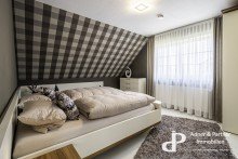 Blick ins Elternschlafzimmer **FAMILIENGERECHTE UND GEPFLEGTE DOPPELHAUSH�LFTE IN GR. GLEIDINGEN**