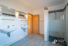 Vollbad mit Fenster **K�NIGSLUTTER: EINFAMILIENHAUS MIT EINBAUK�CHE UND CARPORT IN ZENTRALER LAGE**
