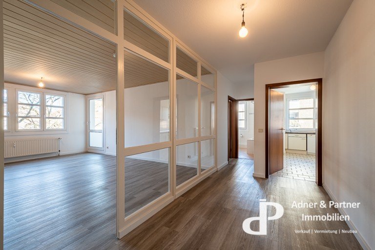 Die angebotene 2-Zimmer-Wohnung mit Loggia befindet sich im 2. OG eines gepflegten Wohn-/und Gesch�ftshauses in zentrale ...
