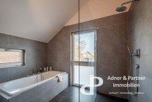 Dusche und Wanne im OG **ANKOMMEN IN ST�CKHEIM: EXKLUSIVES PULTDACHHAUS IN RUHIGER LAGE**