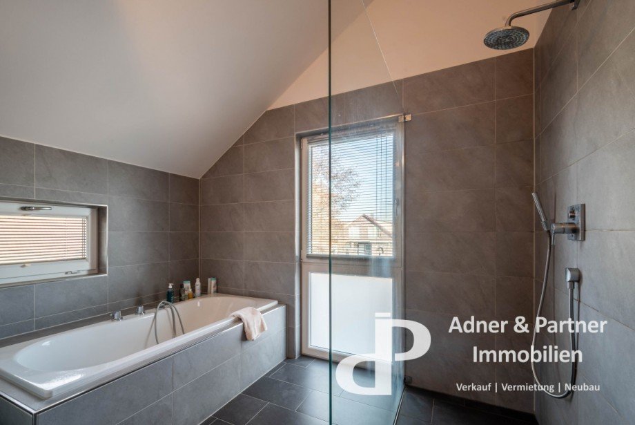 Dusche und Wanne im OG Einfamilienhaus Braunschweig