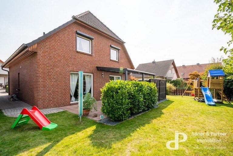 Dieses freistehende Einfamilienhaus wurde 1998, auf einem 575 m² großem Eigentumsgrundstück in Massivbauweise erstellt. ...