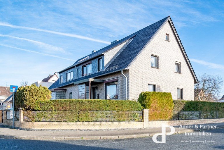 Geb�udeansicht Braunschweig Doppelhaush�lfte **DOPPELHAUSH�LFTE MIT EINLIEGERWOHNUNG, 2 GARAGEN UND GRO�EM GARTEN IN BRAUNSCHWEIG-LEIFERDE**