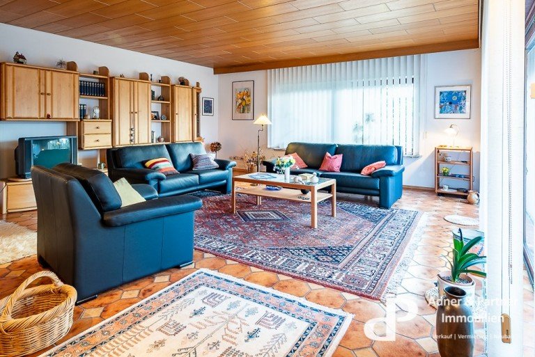 Dieses 1979 fertiggestellte Zweifamilienhaus mit Vollkeller befindet sich auf einem 1077 m² Eigentumsgrundstück in Braun ...
