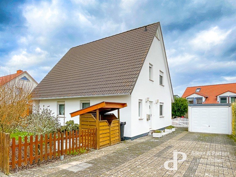 Dieses solide Einfamilienhaus wurde 1998 auf einem 575 m² großen Eigentumsgrundstück errichtet und bietet einen familien ...