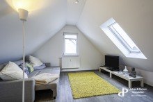 TV-Zimmer **ARCHITEKTUR F�R INDIVIDUALISTEN - DACHGESCHOSSWOHNUNG IM �STLICHEN MIT KFZ-STELLPLATZ**