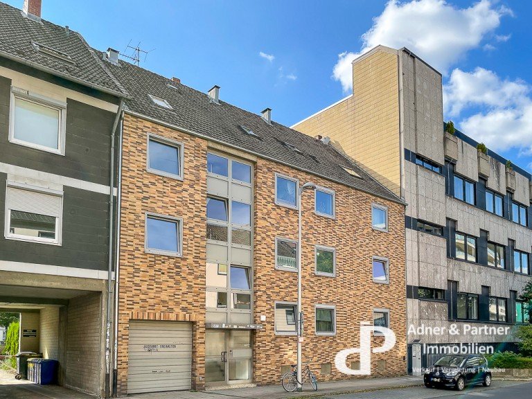 Das angebotene Mehrfamilienhaus mit zehn Wohneinheiten befindet sich auf einem 328 m² Eigentumsgrundstück in der Braunsc ...