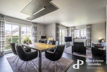 Heller Wohnbereich mit Blick zum Garten **FAMILIENGERECHTE UND GEPFLEGTE DOPPELHAUSH�LFTE IN GR. GLEIDINGEN**