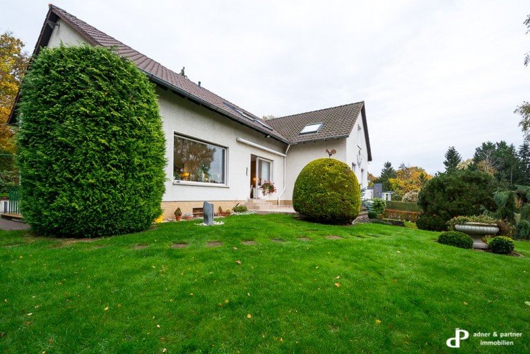 Diese repräsentative Immobilie ist auf Großzügigkeit ausgerichtet und bietet, mit ca. 270 m², Platz für die große Famili ...
