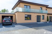 Geb�udeansicht ** **ES GIBT SIE DOCH, DIE HAUSFEE - SIE SCHWINGT GERADE DEN SCHL�SSEL**