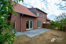 Terassenansicht ** *GER�UMIGES DOPPELHAUS F�R DIE GRO�E FAMILIE**