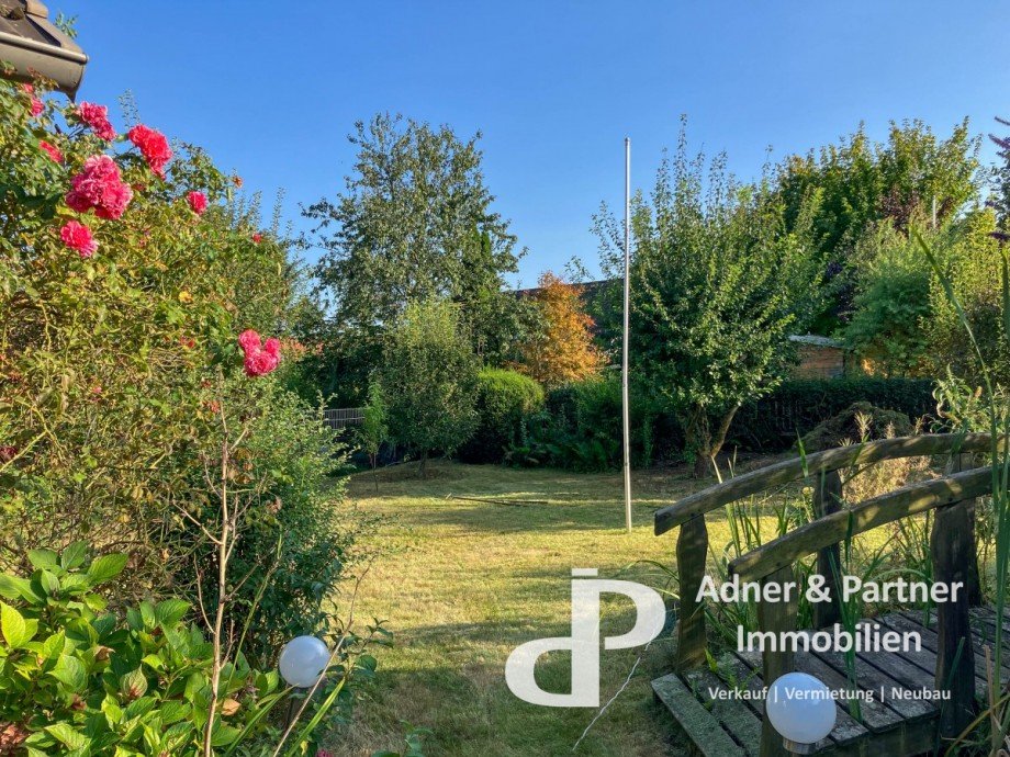 Gepflegter Garten im Sommer Einfamilienhaus Braunschweig