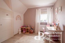 Kinderzimmer 1 im DG **EINZIEHEN UND WOHLF�HLEN: MODERNISIERTES REIHENHAUS MIT WINTERGARTEN UND KAMIN**