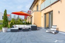 Den Sommer genie�en ** **ES GIBT SIE DOCH, DIE HAUSFEE - SIE SCHWINGT GERADE DEN SCHL�SSEL**