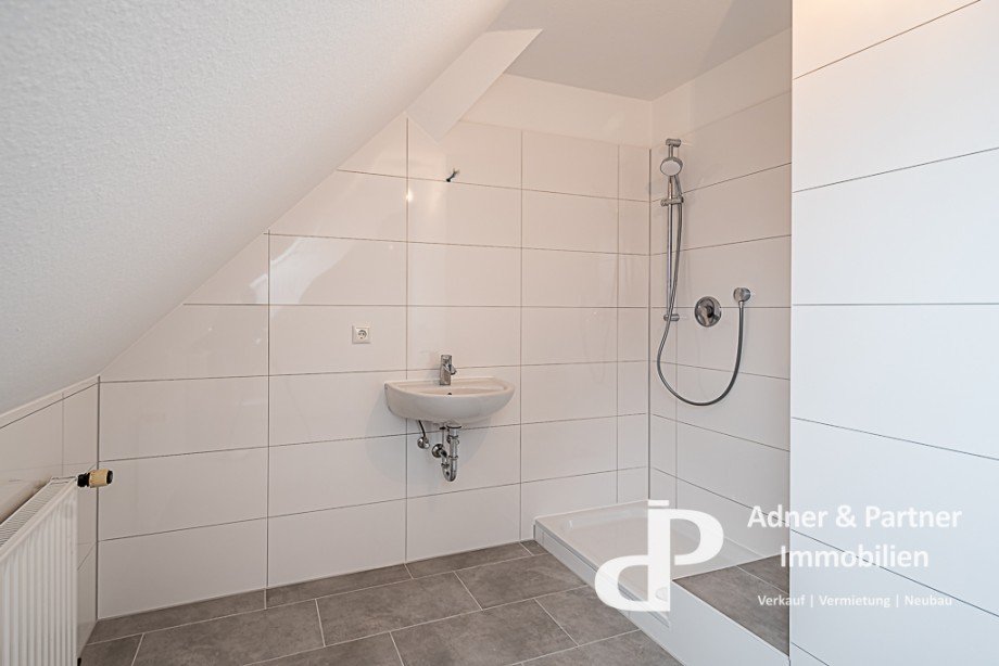 Modernisiertes Duschbad mit Fenster Dachgeschosswohnung Braunschweig