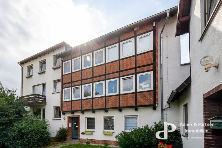 Das angebotene Mehrfamilienhaus mit 16 Wohneinheiten befindet sich auf einem 1105 m² Eigentumsgrundstück in Braunschweig ...