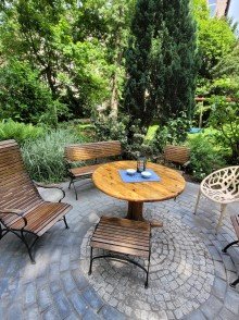 Gemeinschaftsgarten im Sommer **GRO�Z�GIGE 4-ZIMMER-ALTBAUWOHNUNG IM �STLICHEN RINGGEBIET - MIT BALKON**